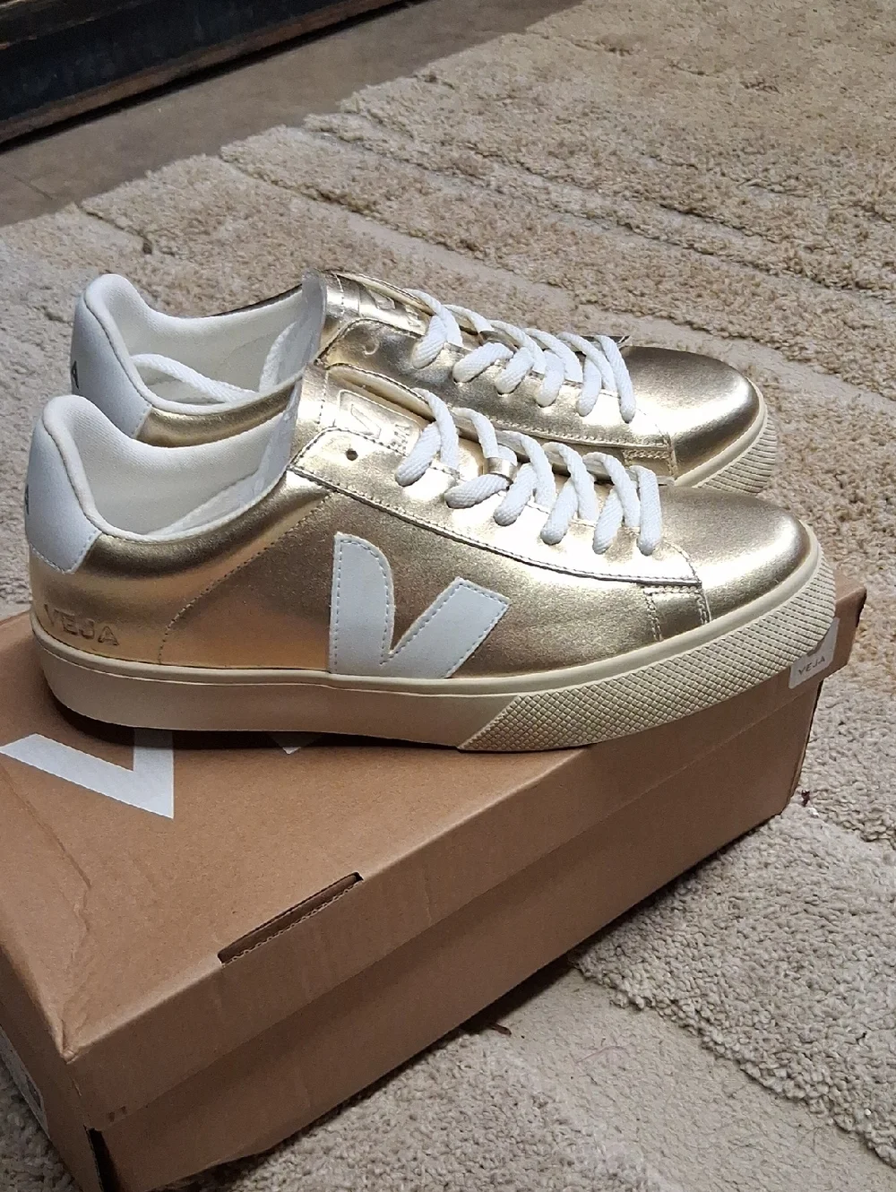 NWT Veja CAMPO LEATHER PLATINE PIERRE White & Gold Shoes - Picture 3 of 8